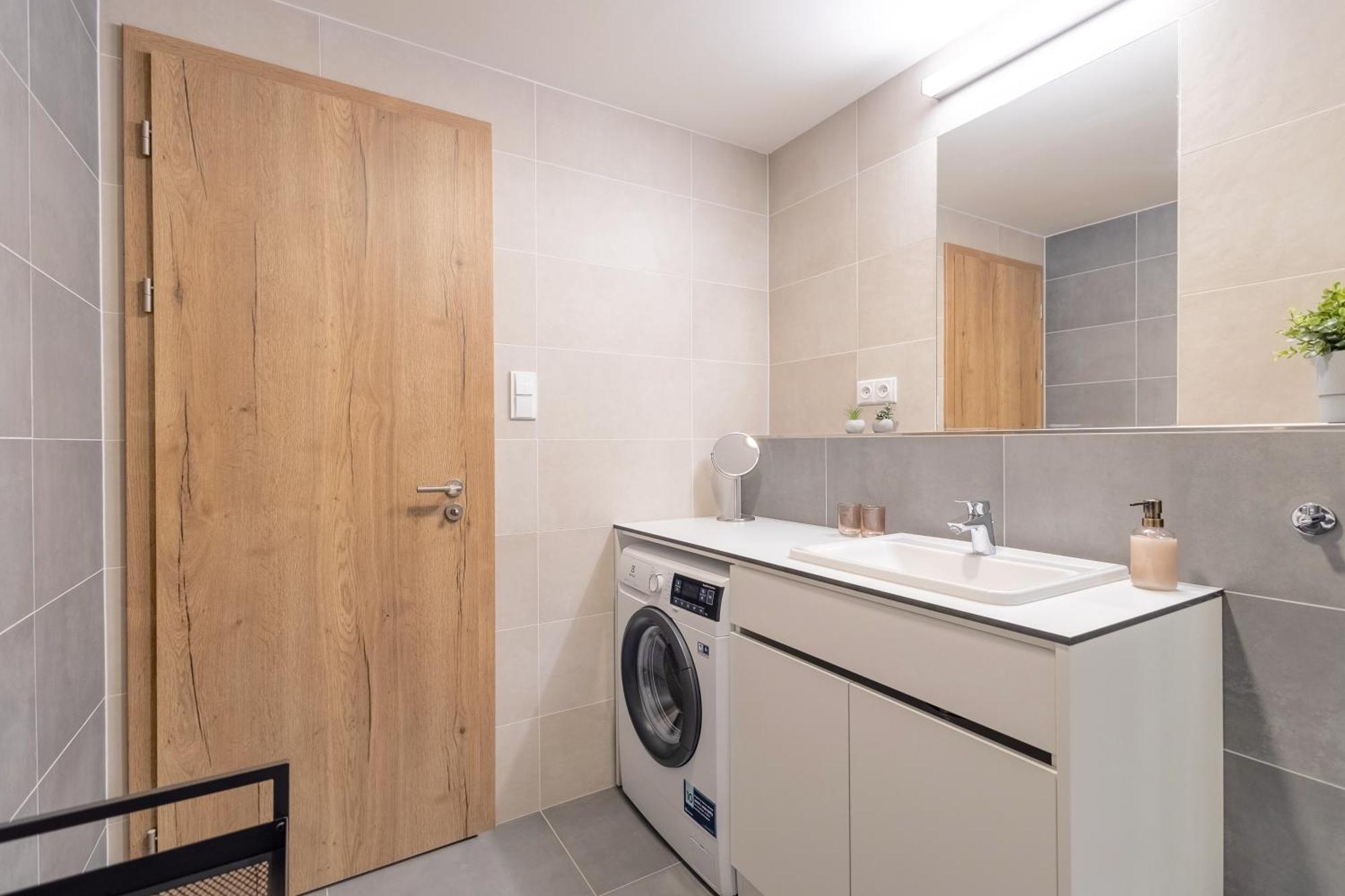 Bright 2Br - 5Th Floor, Balcony, Free Parking By Gravity Prague Apartment Luaran gambar